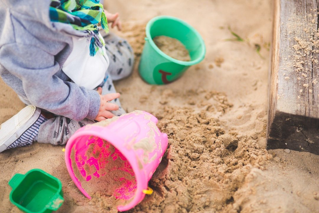 Ein Kleinkind spielt im Sandkasten. - AWO Forchheim