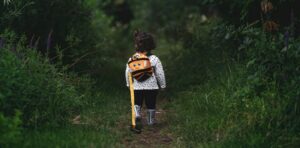 Ein Kindergartenkind läuft in den Wald. - AWO Forchheim