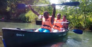 Drei junge Männer fahren im Kanu. - AWO Forchheim